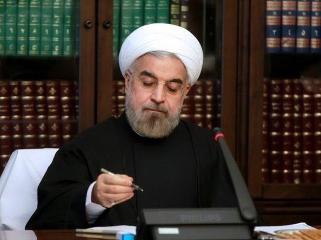 Tổng thống Hassan Rouhani viết thư kêu gọi lãnh đạo các nước giúp Iran chống lại trừng phạt của Mỹ để có tiền chống dịch COVID-19. Ảnh: IFP Tổng thống Hassan Rouhani viết thư kêu gọi lãnh đạo các nước giúp Iran chống lại trừng phạt của Mỹ để có tiền chống dịch COVID-19. Ảnh: IFP