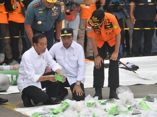 Bộ trưởng Giao thông Indonesia Budi Karya Sumadi (giữa) và Tổng thống Indonesia Joko Widodo (trái) xem xét các mảnh vỡ từ máy bay bị nạn của hãng Lion Air năm 2018. Ảnh: AFP