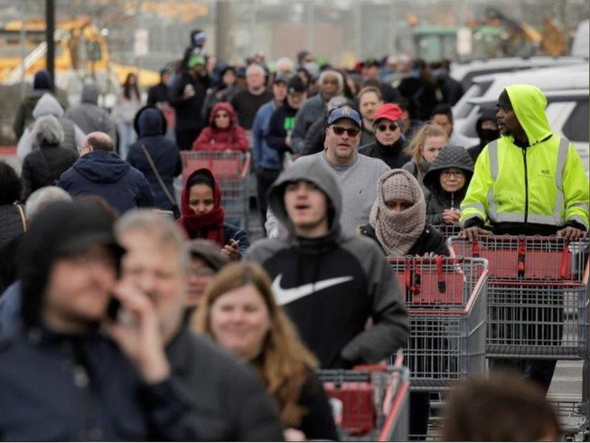 Xếp hàng chờ vào siêu thị Costco mua hàng tích trữ tại TP Seattle, bang Washington (Mỹ) ngày 14-3. Ảnh: REUTERS