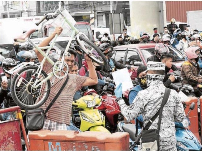 Cảnh hỗn loạn tại một chốt kiểm soát phong tỏa ở Manila ngày 17-3 – ngày phong tỏa thứ hai chống dịch COVID-19. Ảnh: INQUIRER