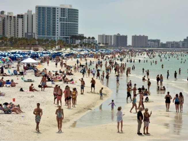 Bất kể dịch COVID-19, bãi biển TP Clearwater ở bang Florida (Mỹ) vẫn đầy người ngày 17-3. Ảnh: REUTERS