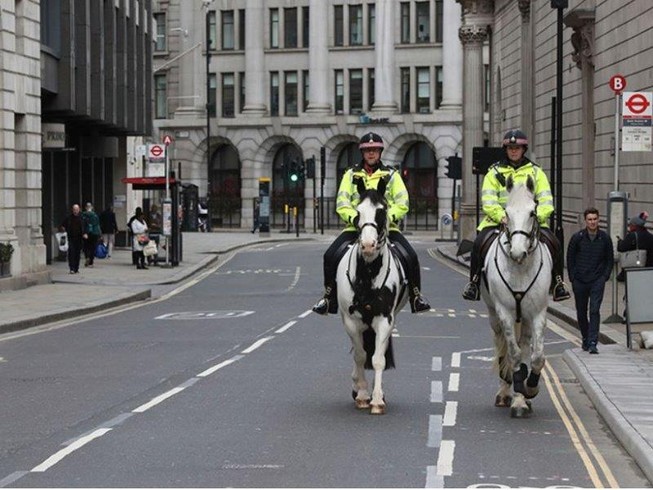 Cảnh sát tuần tra đường phố London (Anh) ngày 20-3. Ảnh: AP