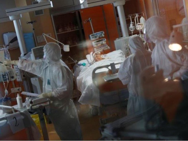 Chăm sóc bệnh nhân COVID-19 tại một bệnh viện ở thủ đô Rome (Ý) ngày 24-3. Ảnh: REUTERS