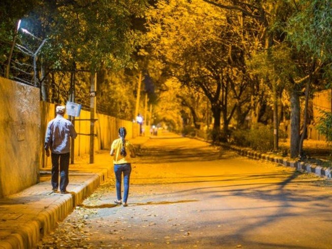 Cha và con gái trên đường phố vắng ở New Delhi (Ấn Độ) khuya 24-3. Ảnh: GETTY IMAGES