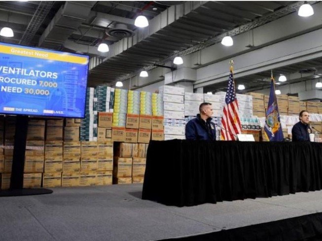 Thống đốc bang New York – ông Andrew Cuomo (phải) họp báo tại một trung tâm hội nghị sẽ sớm chuyển đổi thành một bệnh viện dã chiến điều trị bệnh nhân COVID-19 ở TP New York, bang New York (Mỹ) ngày 24-3. Ảnh: REUTERS