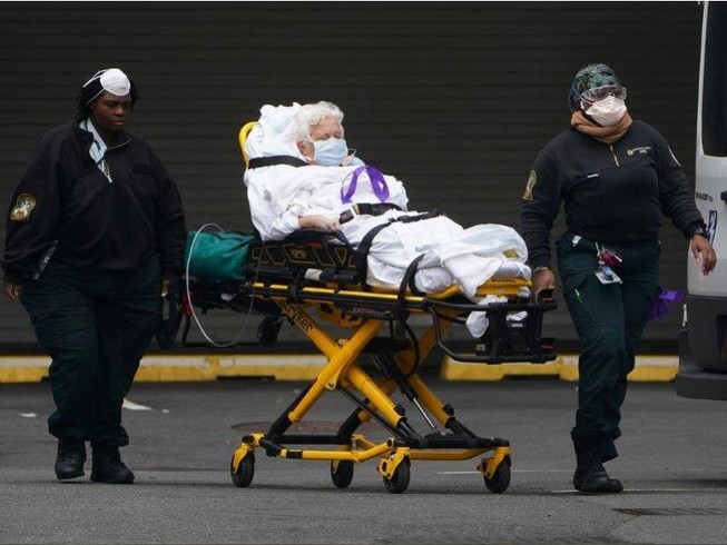 Di chuyển một bệnh nhân COVID-19 vào bệnh viện ở quận Manhattan, TP New York, bang New York (Mỹ) ngày 25-3. Ảnh: REUTERS
