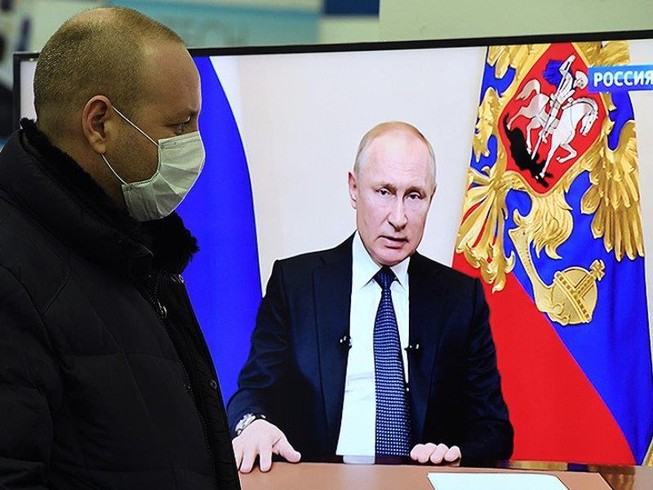 Tổng thống Nga Vladimir Putin thông báo chi tiết kế hoạch giải cứu khẩn cấp trong mùa dịch COVID-19 trên truyền hình ngày 25-3. Ảnh: SPUTNIK