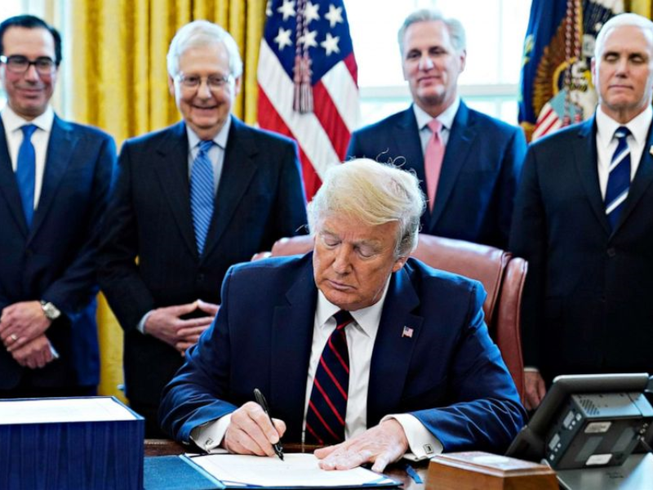 Tổng thống Mỹ Donald Trump rất nhanh đã ký ban hành gói giải cứu lịch sử trị giá 2.200 tỉ USD ngay sau khi Quốc hội thông qua, ngày 27-3. Ảnh: ABCNEWS