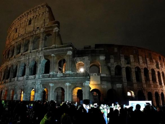 Đại hý trường La Mã ở Rome (Ý) chìm trong bống tối trong Giờ Trái Đất năm 2018. Ảnh: CNN