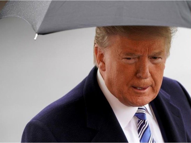 Tổng thống Mỹ Donald Trump quyết định kéo dài các hướng dẫn giãn khoảng cách xã hội đến hết tháng 4 để ngăn dịch COVID-19. Ảnh: REUTERS