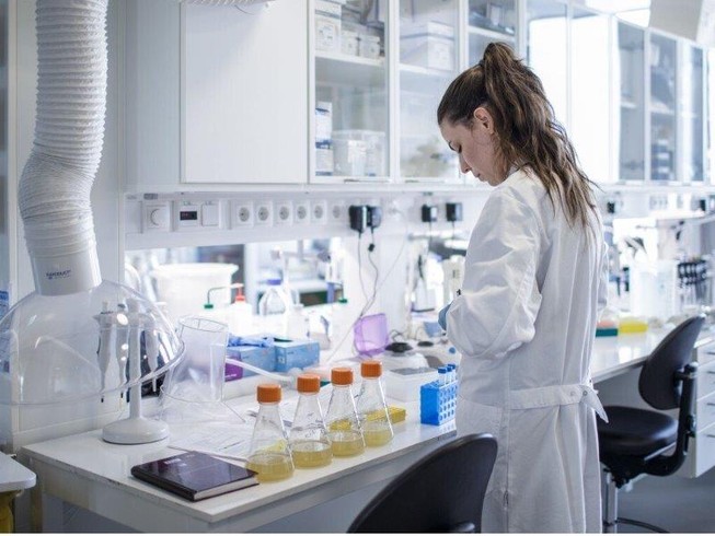 Một nhà khoa học đang nghiên cứu vaccine ngừa COVID-19 tại một phòng nghiên cứu ở Copenhagen (Đan Mạch). Ảnh: AFP