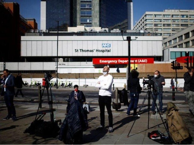 Cánh báo chí chờ tin bên ngoài bệnh viện St Thomas’ ở London – nơi Thủ tướng Anh Boris Johnson đang điều trị COVID-19, ngày 7-4. Ảnh: REUTERS