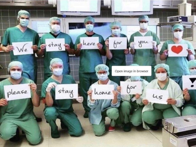 Các y bác sĩ Anh kêu gọi người dân ở nhà: “Chúng tôi đi làm vì bạn, bạn hãy ở nhà vì chúng tôi”. Ảnh: TWITTER