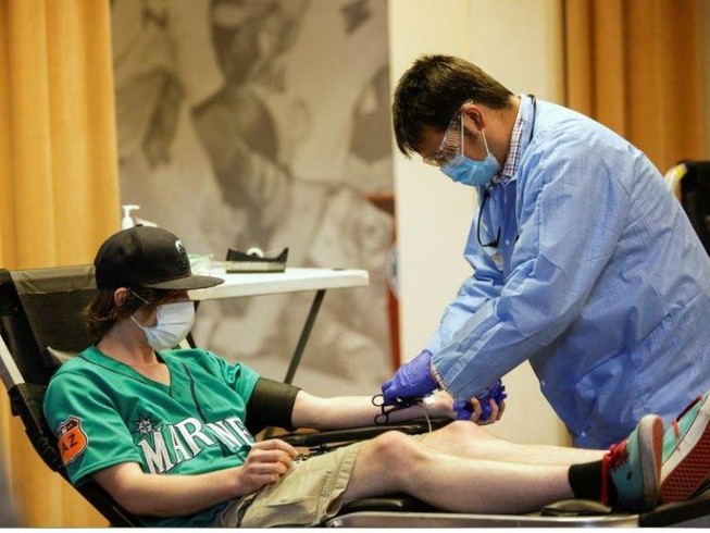Người dân Mỹ mang khẩu trang đến hiến máu cứu chữa bệnh nhân COVID-19 tại TP Seattle, bang Washington (Mỹ) ngày 13-4. Ảnh: REUTERS
