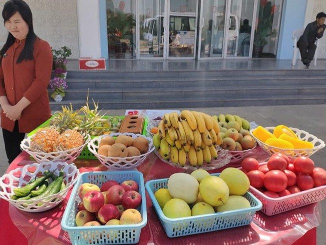 Nhiều loại trái cây nhập khẩu được bày bán ở Bình Nhưỡng. Ảnh: NK News