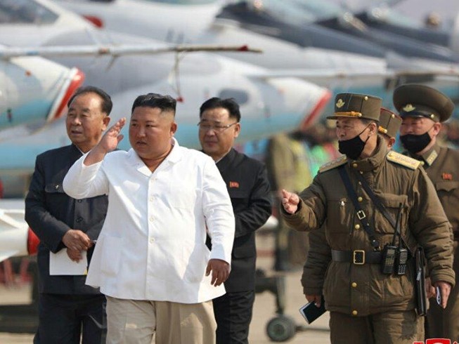 Lãnh đạo Triều Tiên Kim Jong-un thăm một đội máy bay tấn công. Ảnh chưa rõ ngày chụp, do KCNA công bố ngày 12-4