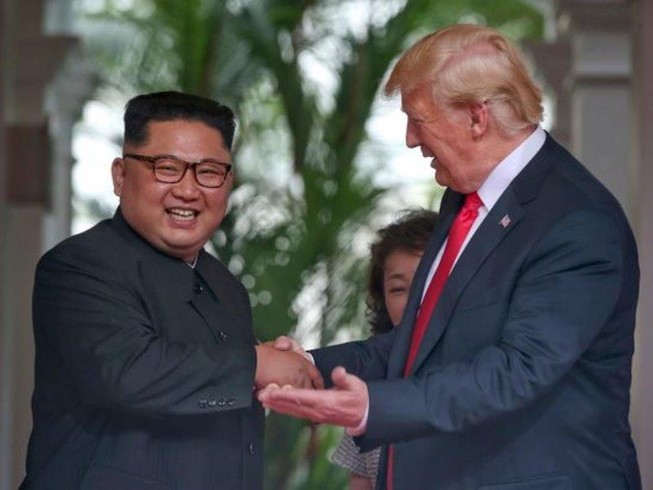 Tổng thống Mỹ Donald Trump (phải) nói ông biết sức khỏe lãnh đạo Triều Tiên Kim Jong-un (trái) như thế nào, nhưng lúc này chưa thể nói. Ảnh: MIN
