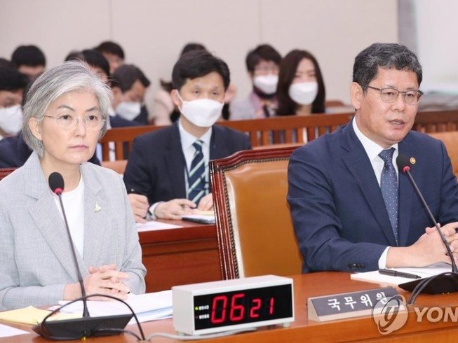 Ngoại trưởng Hàn Quốc Kang Kyung-wha (trái) và Bộ trưởng Bộ Thống nhất Kim Yeon-chul trong phiên họp Quốc hội tại Seoul ngày 28-4. Ảnh: YONHAP