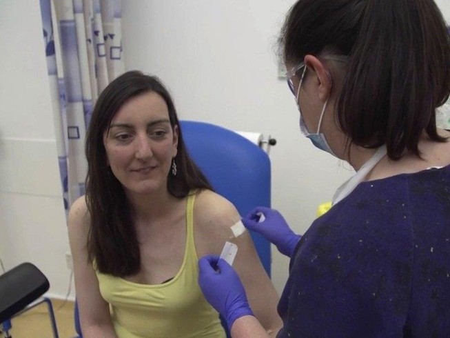 Nhà vi trùng học Elisa Granato được tiêm một mũi vaccine COVID-19 thử nghiệm trong giai đoạn đầu thử nghiệm vaccine trên người ở Anh. Ảnh: AP