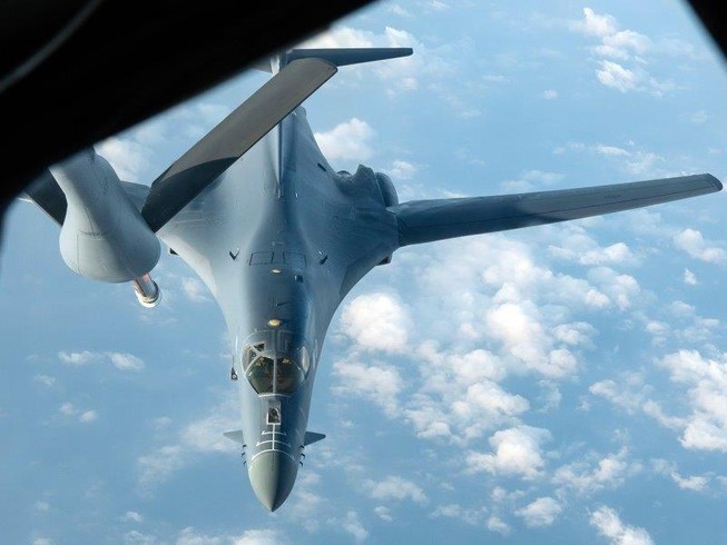 Máy bay ném bom B-1B Lancer của Không quân Mỹ chuẩn bị tiếp liệu trong chuyến bay 34 giờ ở khu vực Ấn Độ Dương – Thái Bình Dương ngày 30-4. Ảnh: U.S. AIR FORCE