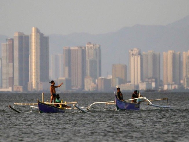 Ngư dân trên các tàu cá ở vịnh Manila gần TP Cavite thuộc tỉnh Cavite(Philippines). Ảnh: EPA
