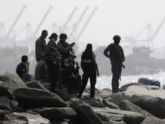 Binh sĩ Venezuela tại thị trấn Macuro ở bang La Guaira ở phía bắc Venezuela sau khi xảy ra vụ tấn công. Ảnh: REUTERS