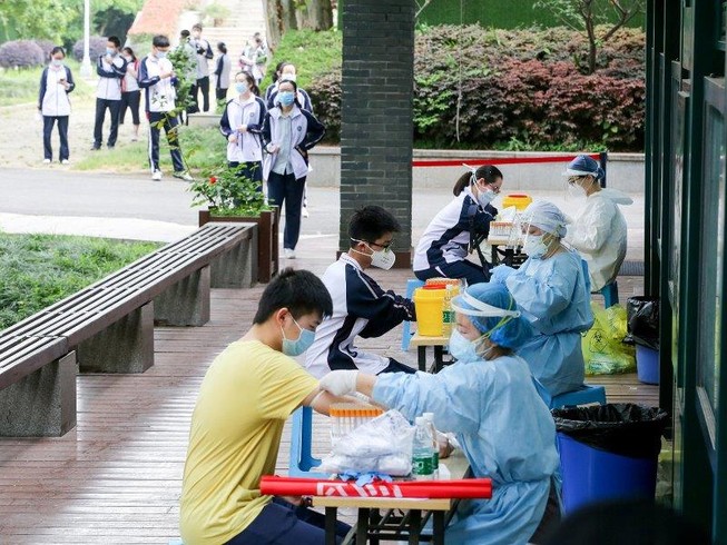 Học sinh được lấy máu xét nghiệm kháng thể vào ngày 30-4, chuẩn bị nhập học trở lại ở Vũ Hán, tỉnh Hồ Bắc (Trung Quốc). Ảnh: GETTY IMAGES