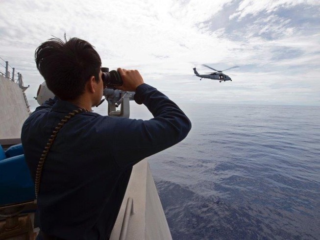 Máy bay MH-60S Sea Hawk cất cánh từ tàu tác chiến duyên hải USS Gabrielle Giffords trên Biển Đông, ngày 27-4. Ảnh: US NAVY