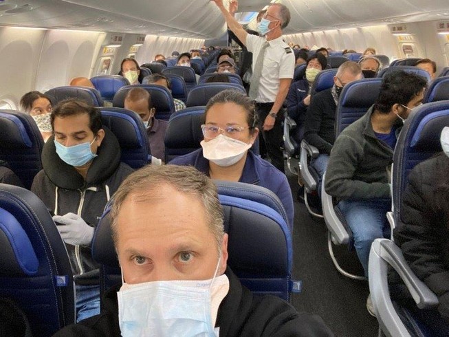 Một chuyến bay nội địa của hãng United Airlines chật cứng khách trong mùa COVID-19. Ảnh: TWITTER