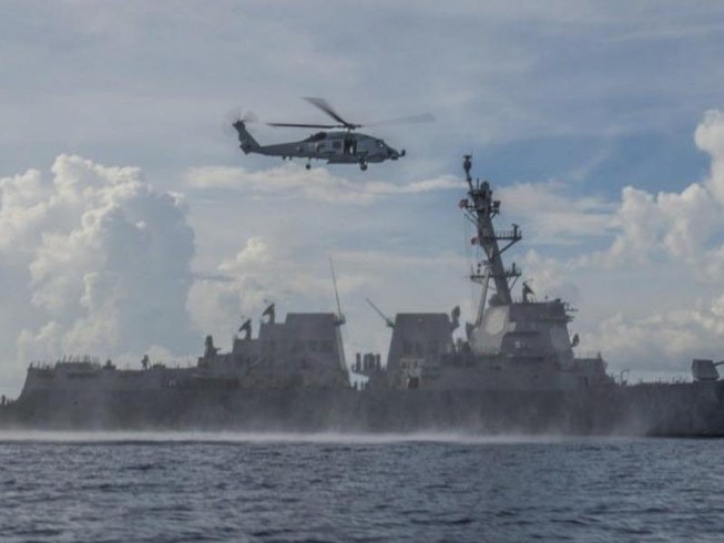 Trực thăng MH-60R Seahawk bay trở về tàu USS Mustin của Mỹ. Ảnh: HẢI QUÂN MỸ