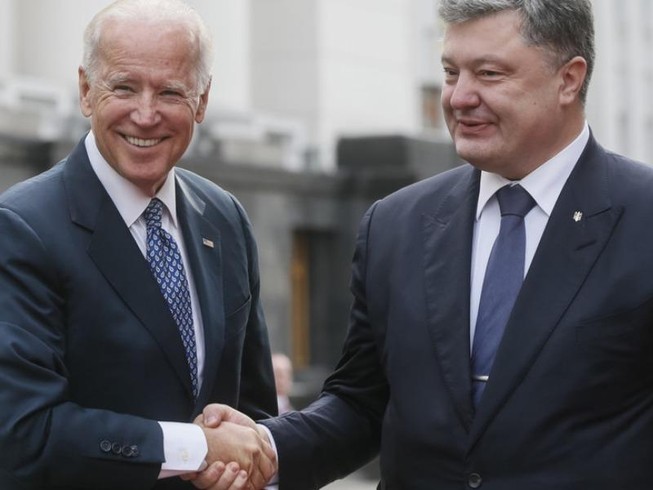Cựu Tổng thống Ukraine Petro Poroshenko (phải) và cựu Phó Tổng thống Mỹ Joe Biden (trái). Ảnh: REUTERS