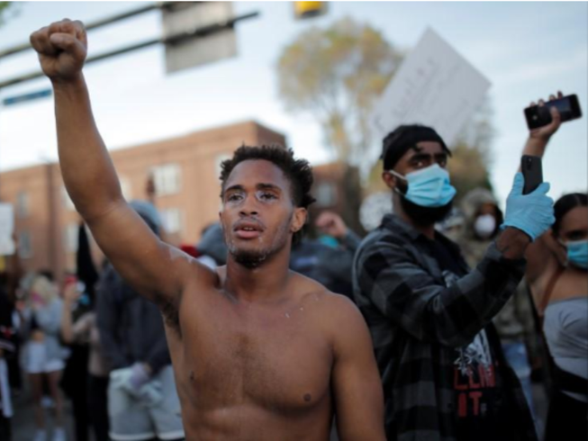 Biểu tình tại TP Sanit Paul, bang Minnesota (Mỹ) ngày 31-5. Ảnh: REUTERS