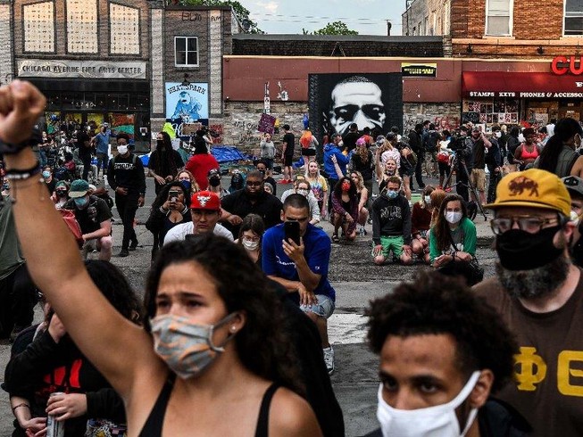 Người biểu tình tại TP Minneapolis, bang Minnesota (Mỹ). Ảnh: CHANDAN KHANNA/AFP/GETTY IMAGES