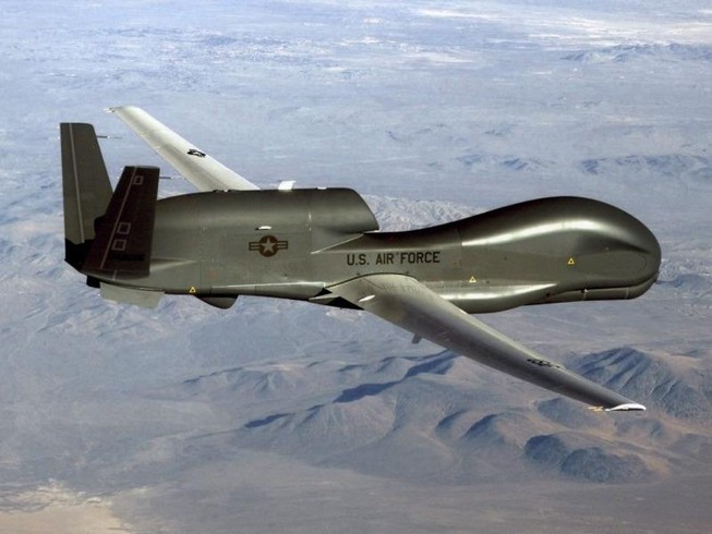 Một chiếc máy bay do thám RQ-4 Global Hawk. Ảnh: KHÔNG QUÂN MỸ