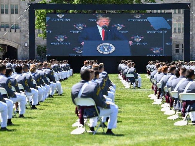Tổng thống Donald Trump (trên màn hình) phát biểu trước các học viên sĩ quan West Point tốt nghiệp khóa 2020 tại buổi lễ ngày 13-6. Ảnh: Nicholas Kamm/AFP/GETTY IMAGES