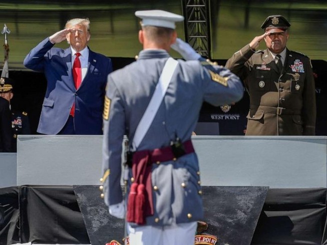 Tổng thống Mỹ Donald Trump (trái) và Sĩ quan Darryl A. Williams (trái) tại buổi lễ tốt nghiệp của học viên sĩ quan West Point tại bang New York (Mỹ) ngày 13-6.