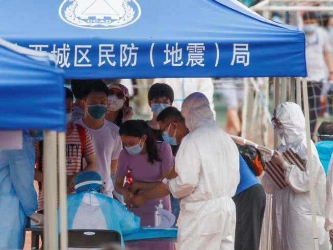 Người dân Bắc Kinh đi xét nghiệm COVID-19 ngày 15-6. Ảnh: REUTERS