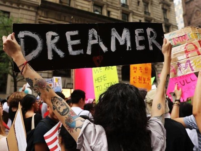 Người nhập cư biểu tình phản đối việc ông Trump muốn hủy chương trình nhập cư DACA. Ảnh: GETTY IMAGES/CNN