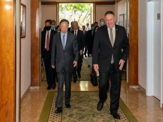 Ngoại trưởng Mỹ Mike Pompeo (phải) gặp Ủy viên Bộ Chính trị Trung Quốc Dương Khiết Trì (trái) tại Hawaii ngày 17-6. Ảnh: ANI NEWS