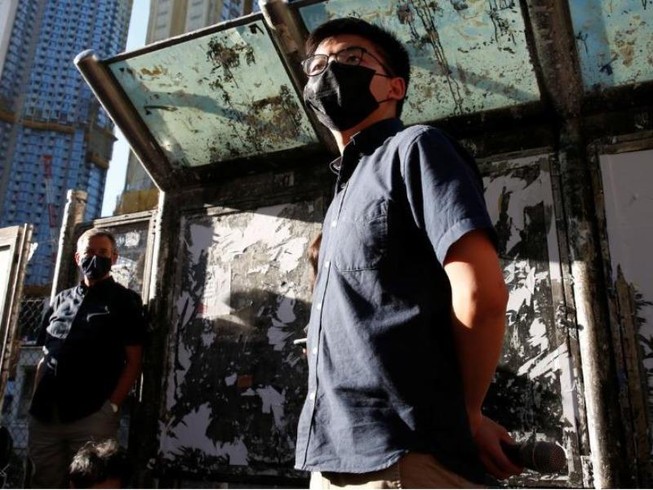 Hoàng Chi Phong thông báo kế hoạch ứng cử vào Hội đồng lập pháp Hong Kong, ngày 19-6. Ảnh: REUTERS/Tyrone Siu