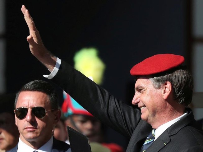 Tổng thống Jair Bolsonaro (đội mũ đỏ) tham gia một sự kiện công cộng ở Rio de Janeiro (Brazil) hồi tháng 5. Ảnh: REUTERS/ Ricardo Moraes