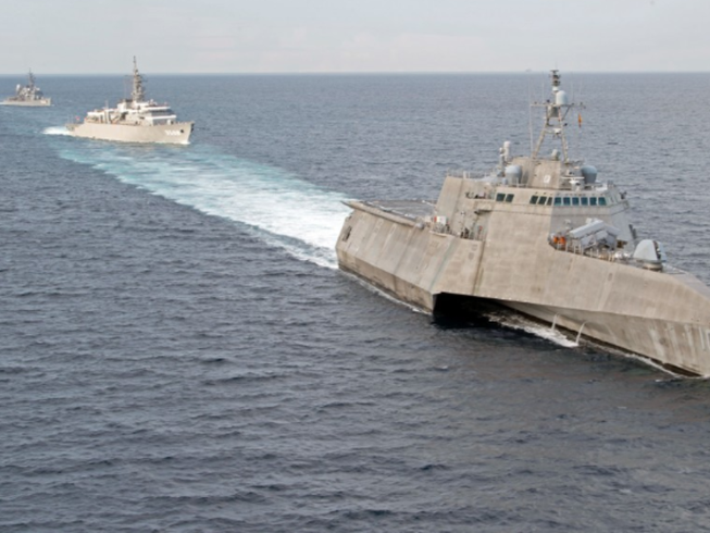 Tàu USS Gabrielle Giffords (phải) tập trận cùng tàu JS Kashima và tàu JS Shimayuki của Nhật ở Biển Đông ngày 23-6. Ảnh: Brenton Poyser/US NAVY