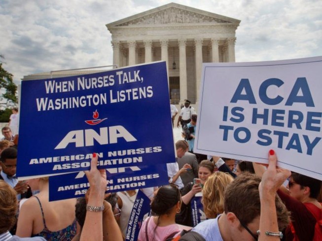 Biểu tình ủng hộ Obamacare trước trụ sở Tòa án Tối cao ở thủ đô Washington DC (Mỹ). Ảnh: AP/NBC NEWS