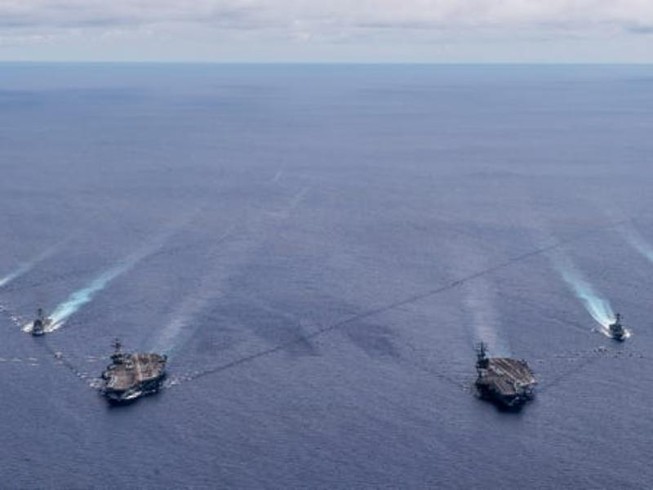 Hai đội tàu sân bay tấn công USS Nimitz và USS Ronald Reagan của Hải quân Mỹ.