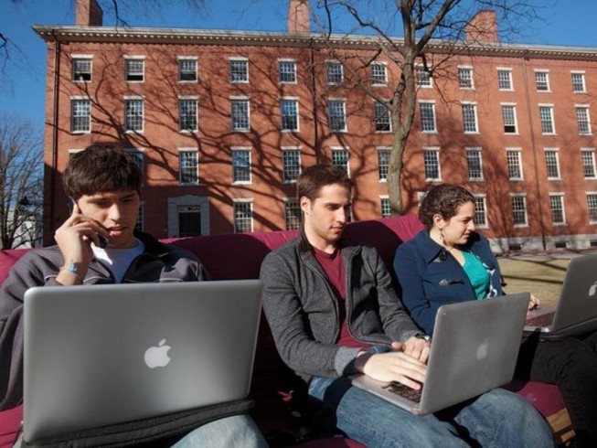 Sinh viên tại trường đại học Harvard.