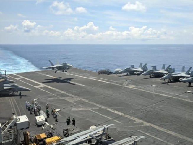 Máy bay chiến đấu đa năng của Hải quân Mỹ hạ cánh trên boong tàu sân bay USS Ronald Reagan di chuyển trên Biển Đông.