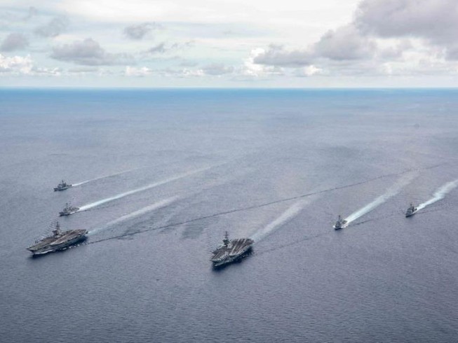 Hai nhóm tác chiến tàu sân bay USS Nimitz và USS Ronald Reagan của Hải quân Mỹ tập trận ở Biển Đông ngày 6-7. Ảnh: Jason Tarleton/U.S. NAVY/EPA-EFE/SHUTTERSTOCK