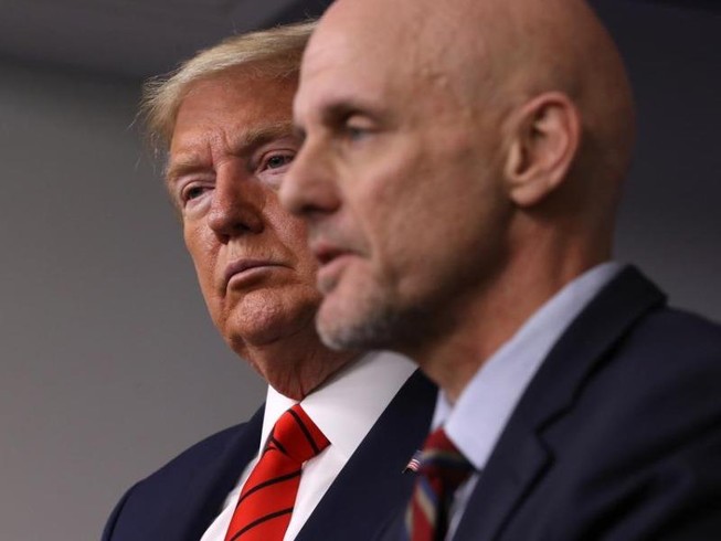 Tổng thống Donald Trump (trái) và Ủy viên FDA Stephen Hahn.