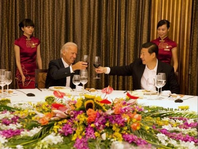 Phó Tổng thống Mỹ Joe Biden (trái) và Phó Chủ tịch Trung Quốc Tập Cận Bình cùng ăn tối tại Thành Đô (Trung Quốc) ngày 21-8-2011. Ảnh: David Lienemann/WHITE HOUSE