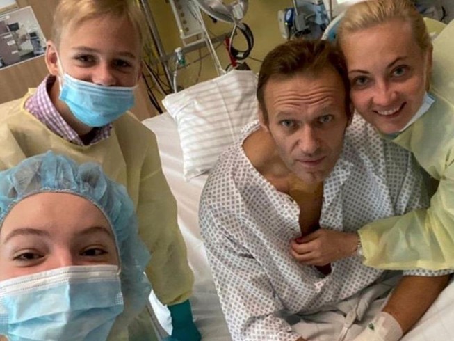 Gia đình ông Navalny tại bệnh viện ở Đức.